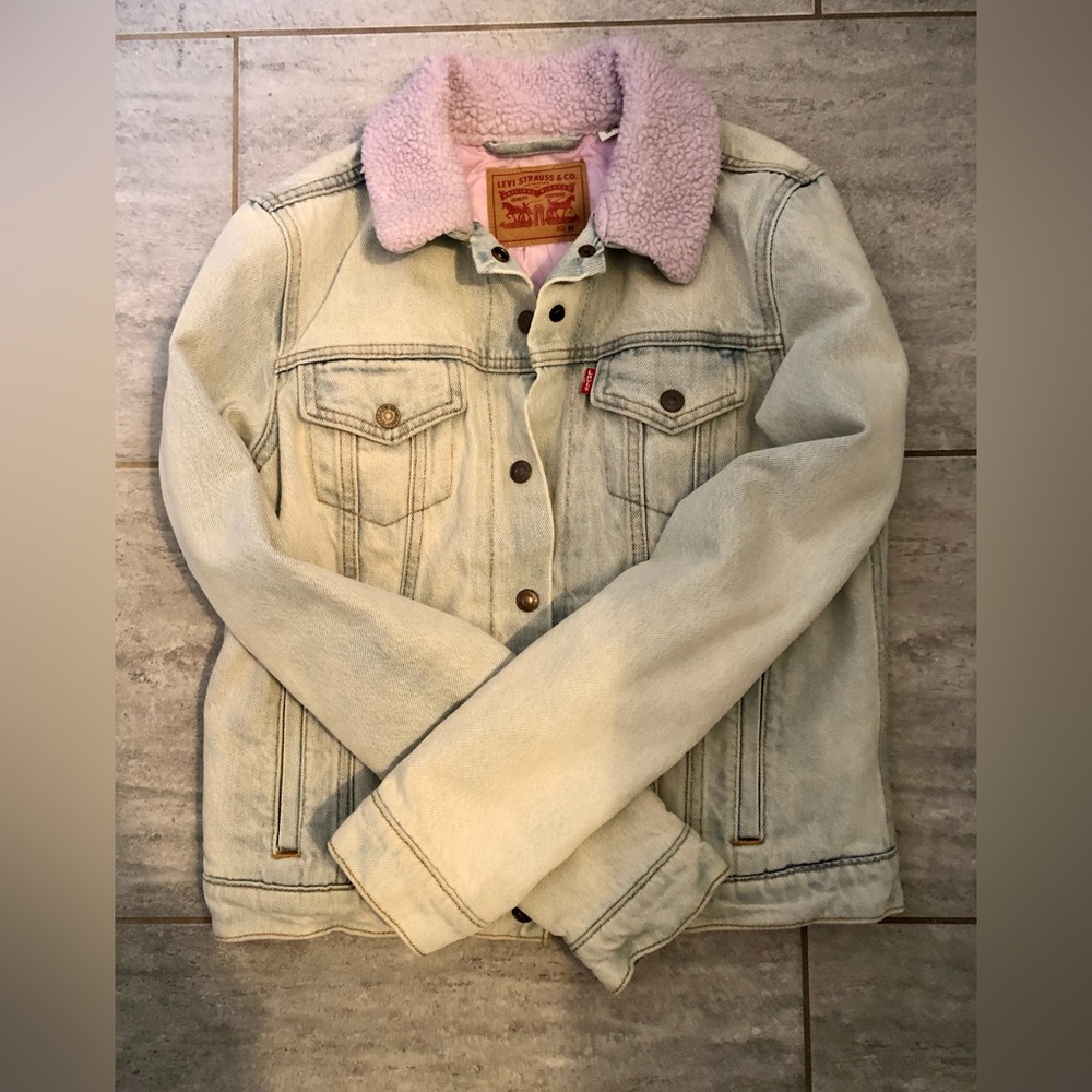 Levi’s light denim jacket with lavender faux Sherpa collar size medium